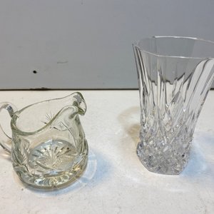 Lote de 8 piezas de bazar de vidrio: jarra, compotera, bowl, vasos, florero y lecherita - imagen 9