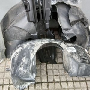 Lote de 32 Piezas de Autopartes: Caretas, Guardabarros y Más - imagen 11
