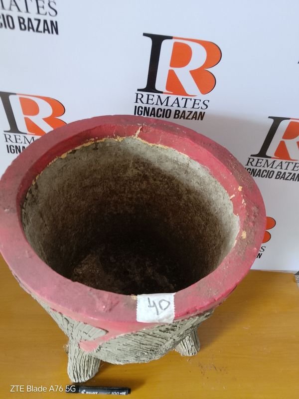 Lote siguiente: Maceta de hormigón y accesorios