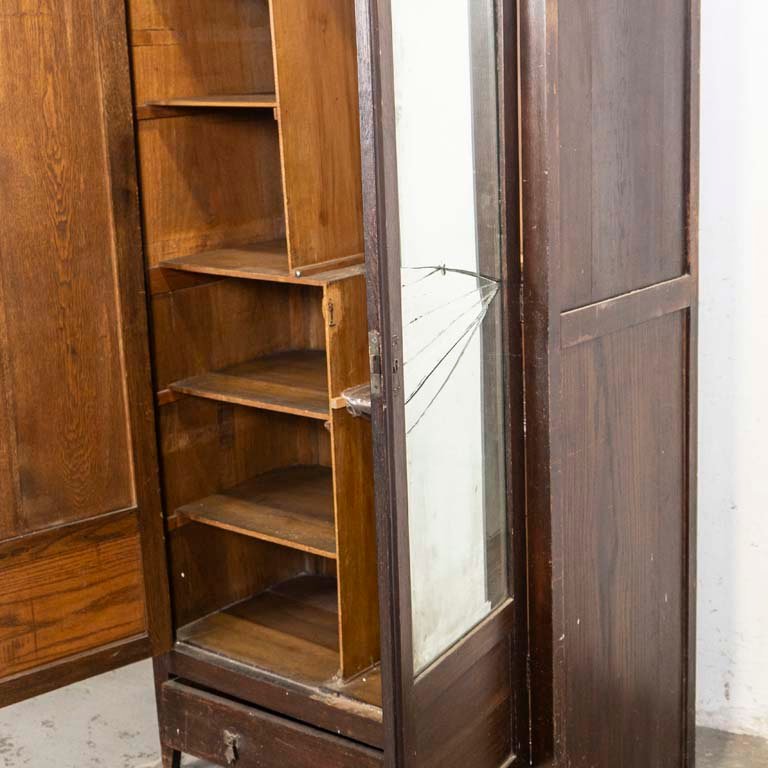 Ropero de roble con detalles y fisuras - imagen 3
