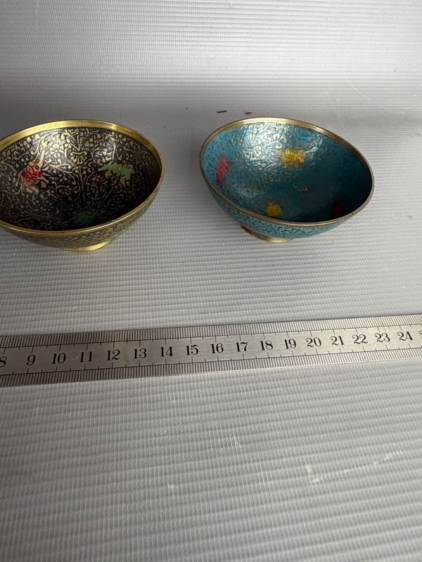 Par de Cuencos de Bronce con Esmalte Decorado