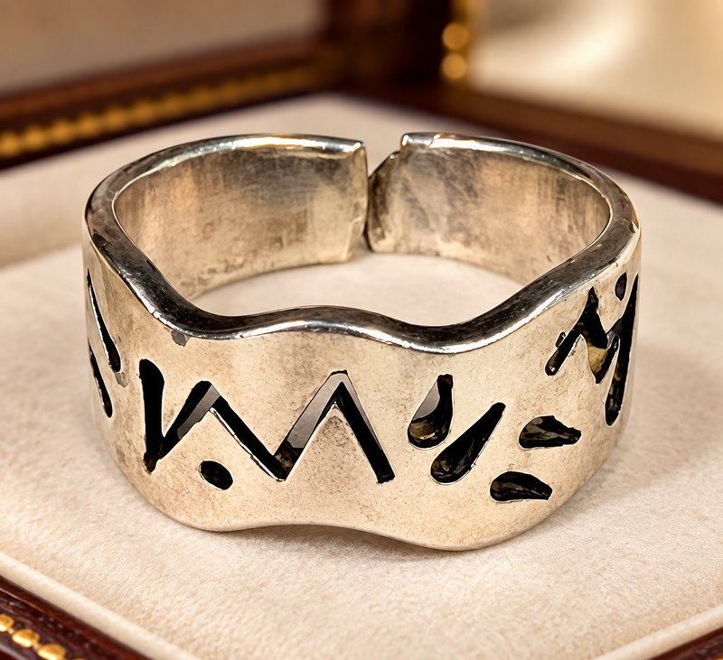 Anillo de Plata con Diseño Artístico Calado Contemporáneo