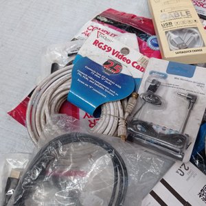 Lote de diferentes cargadores y cables . - imagen 3