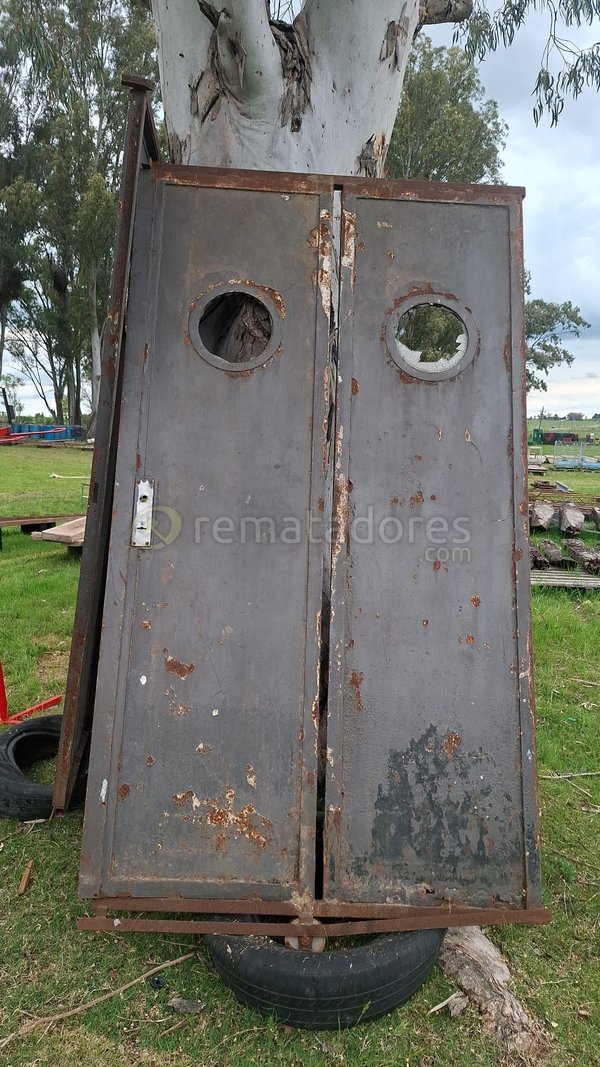 Puertas Metálicas Dobles con Ventanas Redondas