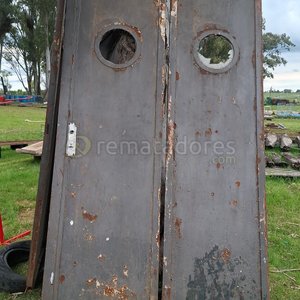 Lote anterior: Puertas Metálicas Dobles con Ventanas Redondas