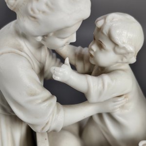 Grupo en Porcelana Biscuit Sellado: Madre con Niños y Gato - imagen 7