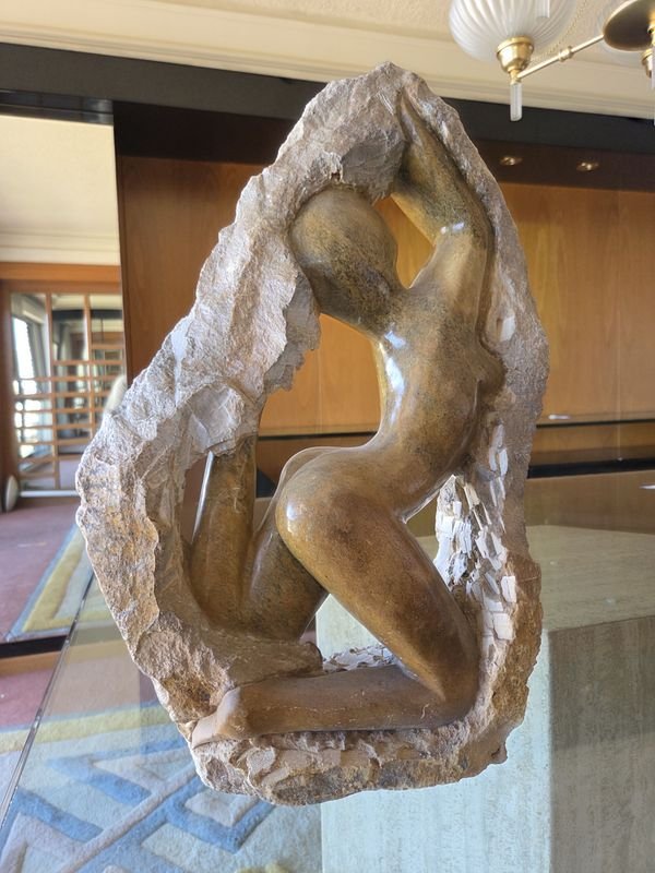 Escultura de mujer desnuda en piedra - imagen 3