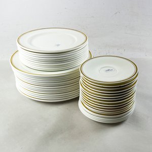 Lote anterior: Cuarenta y dos platos royal doulton blancos guarda dorada, llanos, postre y platillos (uno cascado)