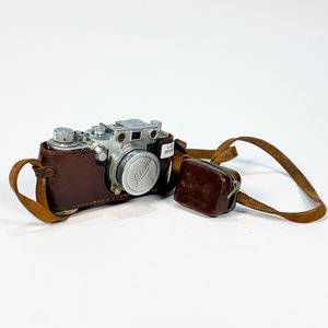 Lote anterior: Cámara Fotográfica Leica de los años 50 con Estuche de Cuero Marrón