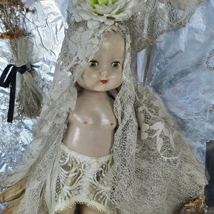 Ensamblaje Artístico Surrealista y Dadaísta de Doris Ryffel-Rawak con Folletos y Catálogos - imagen 3