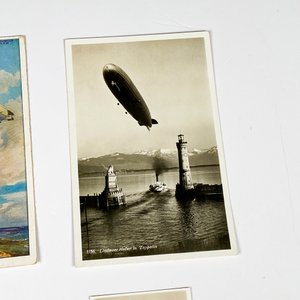 Una posfarte y figuritas sobre zeppelin - imagen 4