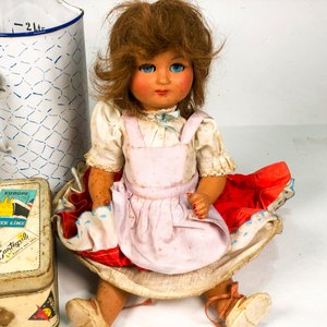 Muñeca antigua, jarra esmaltada y lata de colección - imagen 3