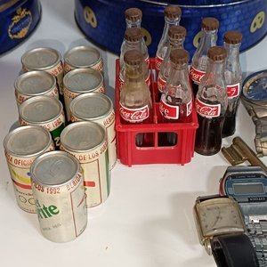 Lote de Colección: 2 Latas Decoradas, 4 Relojes y Adornos Varios - imagen 3