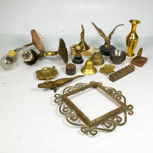 Lote de Objetos de Bronce: Floreros, Figuras, Apliques y Campanitas - imagen 2