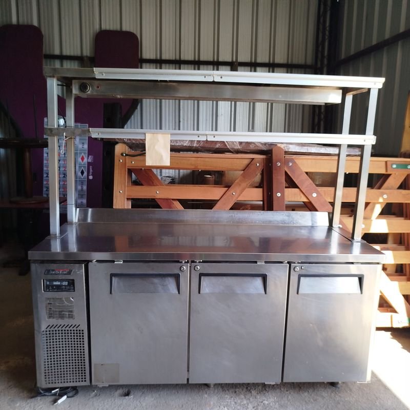 Lote siguiente: Refrigeradora Profesional Turbo Air CON SOBRE ESTRUCTURA DE SERVICIO