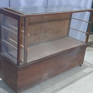Vitrina Exhibidora de Madera con Vidrios y Ruedas - imagen 2