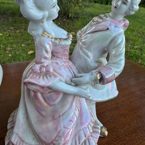 1 juego de compoteras en porcelana (6 posillos y 1 fuente) 1 estatuilla en ceramica esmaltada de esena galant. Tantos sus diseños como sus ilustraciones se ven inspirados en el estilo rococo. - imagen 5