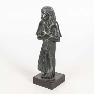 Lote siguiente: Escultura Egipcia de Alto Dignatario - Dinastía XII (8x28 cm)