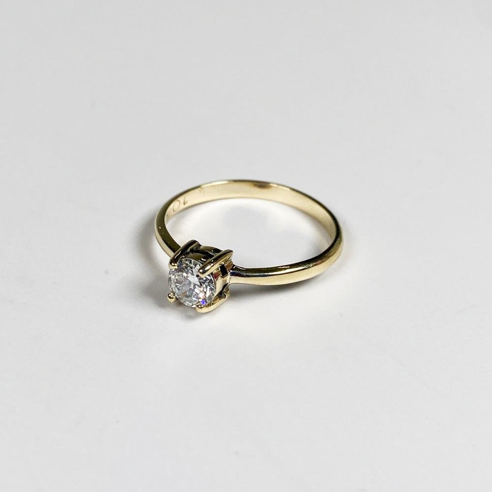Anillo de Oro 10K con Brillante Solitario