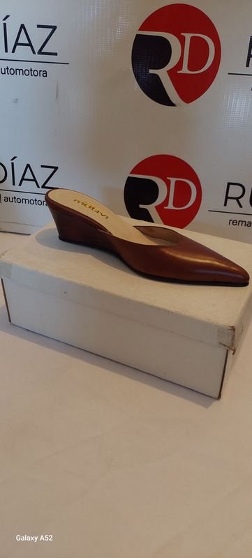 Lote siguiente: Zapatos de tacón alto en caja