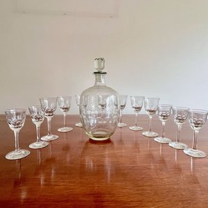 Lote siguiente: Juego Antiguo Botellón de Licor con 12 Copas Talladas