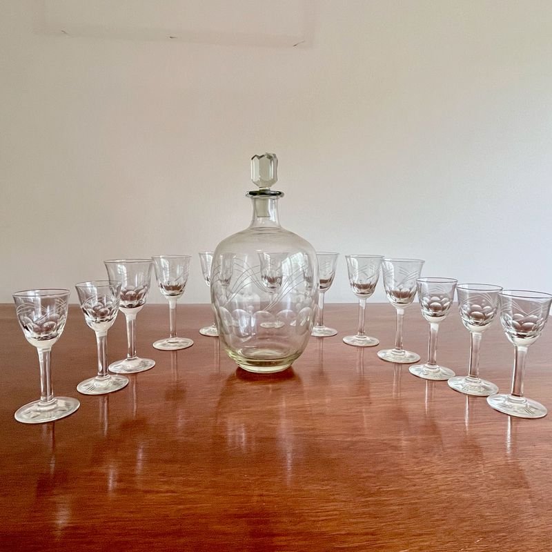 Juego Antiguo Botellón de Licor con 12 Copas Talladas