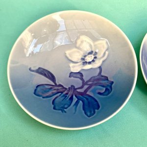 Par de platitos en porcelana sellada Royal Copenhagen - Dinamarca. Numerados. Periodo Art Nouveau. Diametro: 10 cm. - imagen 4