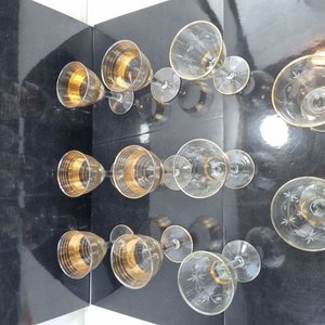 Conjunto de 11 Copas de Licor Vintage con Grabados y Borde Dorado - imagen 4