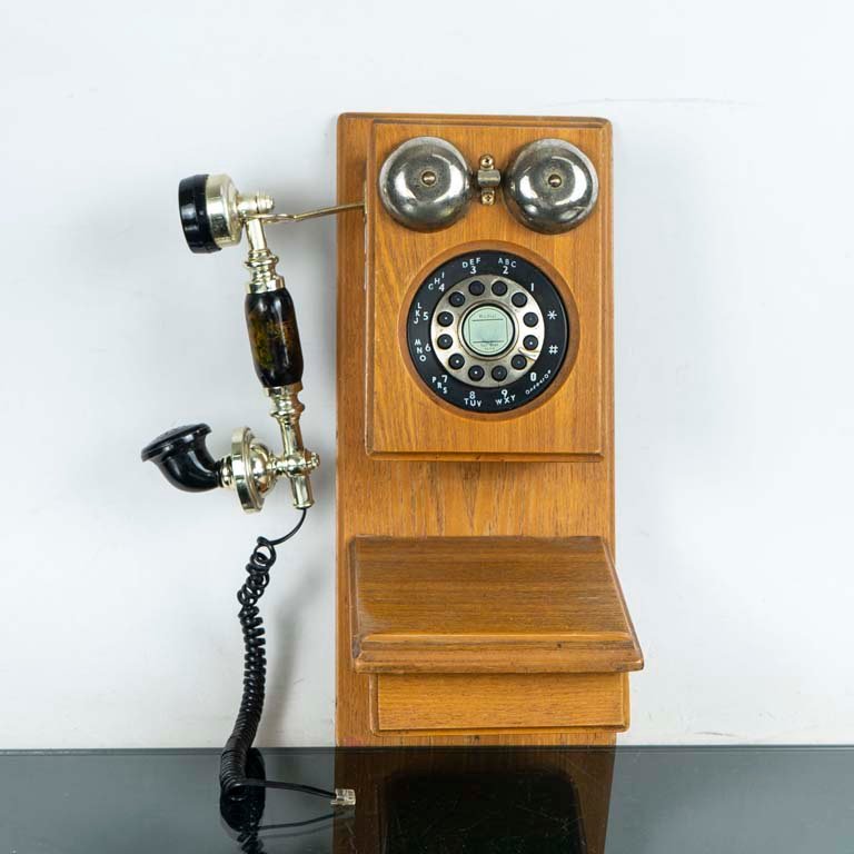 Lote siguiente: Telefono de madera antiguo imitación