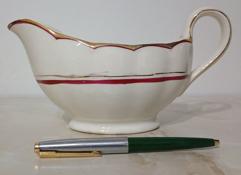 Salsera de Porcelana INGLESA; CREAMPETAL GRINDLEY - Una pieza decorativa impresionante