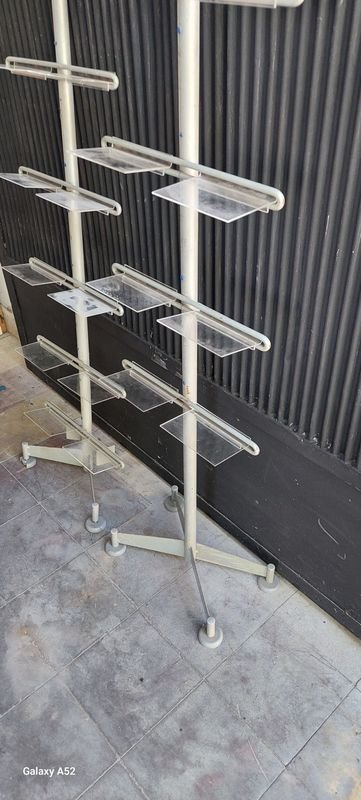 Par de estantes en metal y acrílico para hogar - imagen 4