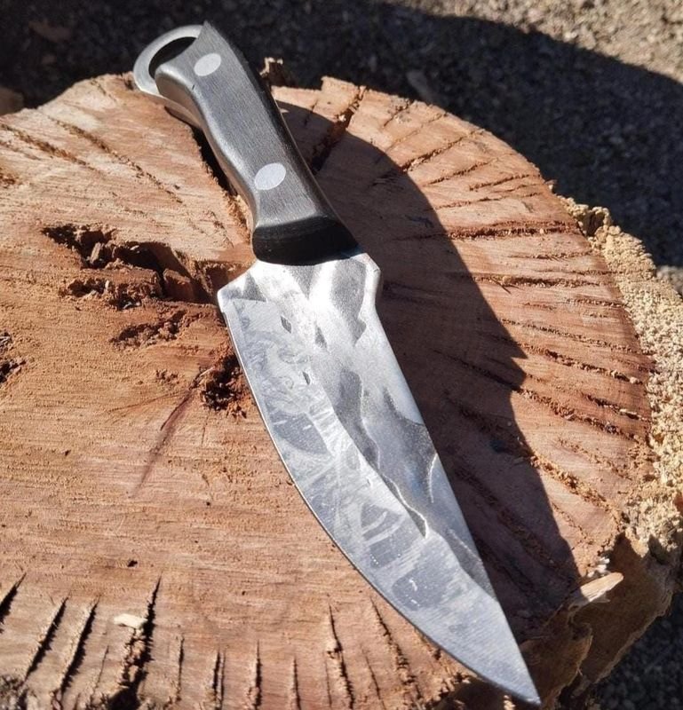 Cuchillo Artesanal Curvo Hoja Filosa con Vaina Decorada
