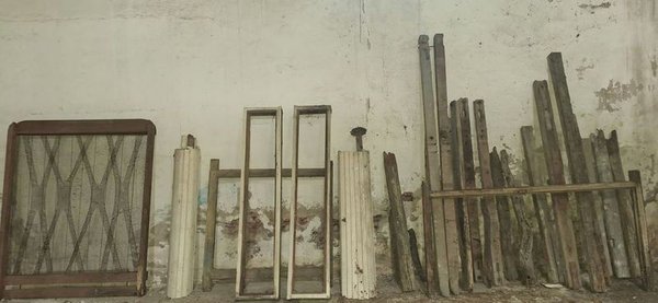 Lote de Maderas, Marcos de Ventana, Persianas y Parrilla de Cama - imagen 1