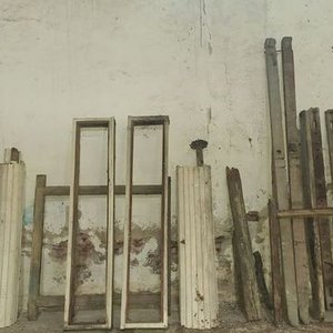Lote de Maderas, Marcos de Ventana, Persianas y Parrilla de Cama - imagen 1