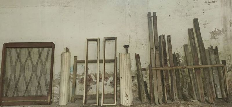 Lote de Maderas, Marcos de Ventana, Persianas y Parrilla de Cama