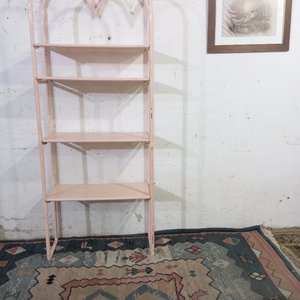 Lote siguiente: Biblioteca Estilo Art Decó en Caño Rosa con Detalles en Bronce
