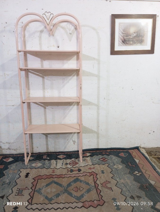 Biblioteca Estilo Art Decó en Caño Rosa con Detalles en Bronce