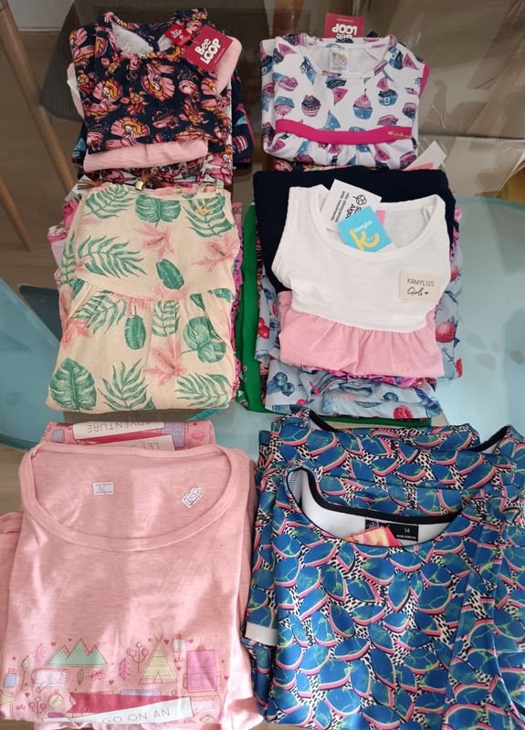 Lote siguiente: Lote de vestidos para bebé y niña en diferentes tamaños y colores