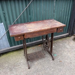 Máquina de Coser Antigua de Mesa con Pedales - imagen 3