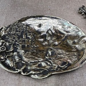 Lote de Dos Placas Decorativas en Relieve y Sello con Flor de Lis - imagen 5