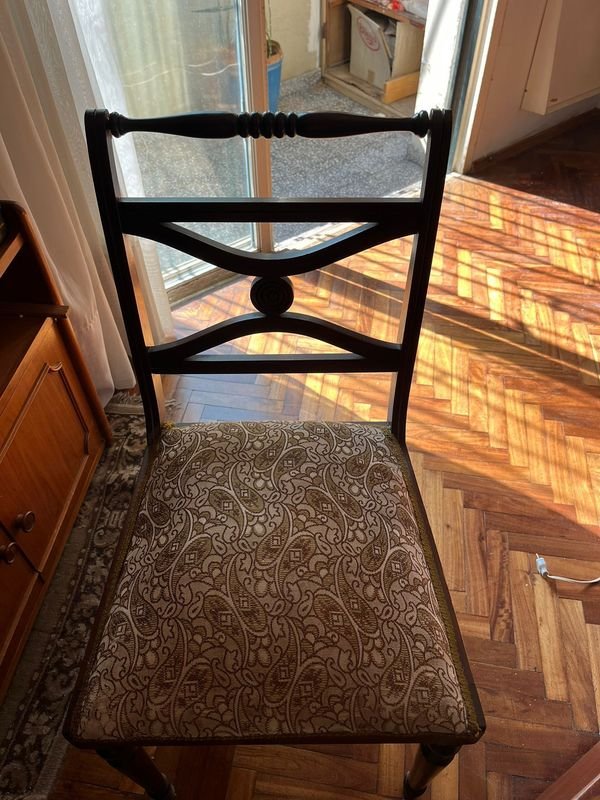 Lote siguiente: Silla madera con asiento tapizado - Excelente condición