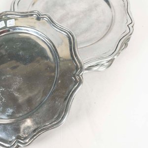 Set de 7 Platos de Peltre con Borde Festoneado - imagen 2