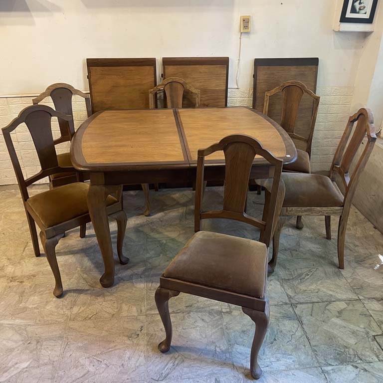 Lote anterior: Mesa comedor de estilo Chipendale con extensiones y sillas tapizadas - Medidas: 130x108x79cm