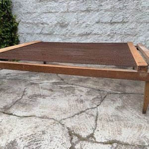 Cama antigua de madera con sommier de metal - imagen 2
