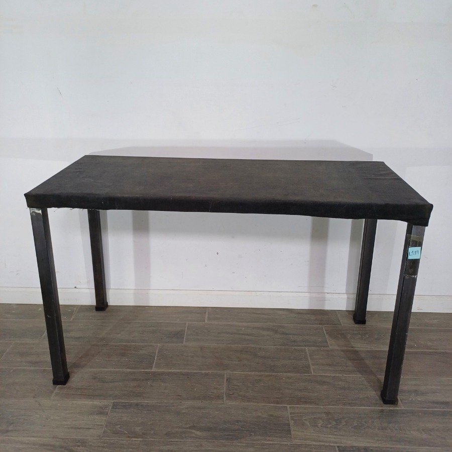 Lote siguiente: Mesa rectangular en metal con tapa forrada en tela