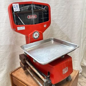 Lote siguiente: Balanza Antigua Berkel Roja con Bandeja de Acero Inoxidable