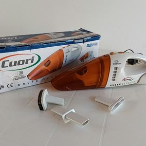 Aspiradora de mano eléctrica Cuori, funcionando - imagen 3