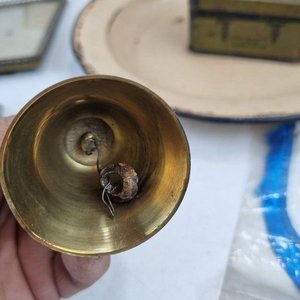 Lote de Adornos y Objetos Varios: Bandeja Chocolate, Marcos, Campana y Herradura - imagen 4