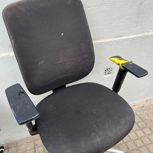 2 Sillones de Oficina Giratorios y con Ruedas: Uno Celeste y Otro Negro - imagen 2