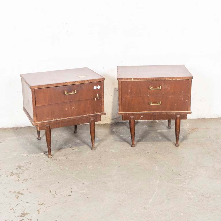 Lote anterior: Mesa de luz danesa con dos cajones y tiradores metálicos